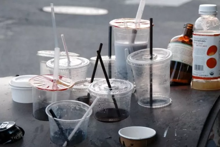 Europska komisija razmi&scaron;lja o zabrani &scaron;tapića za u&scaron;i, plastičnih tanjura, slamki