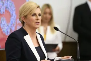 Grabar-Kitarović predložila Plenkoviću sjednicu Vlade o demografiji i blokiranima