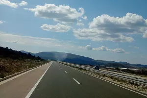 &Scaron;to se vi&scaron;e isplati, putovati na more starom cestom ili autocestom?