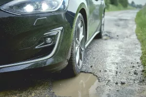 Fordov inovativan sustav za detektiranje rupa na cesti i prilagodbe automobila