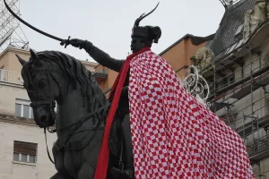 Svijet je uz Hrvatsku, svijet je u Hrvatskoj: Zagrebački trg pr&scaron;ti od kockastog ludila i stranaca