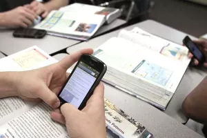 Ministarstvo: Mobitele se u &scaron;koli smije koristiti samo uz odobrenje učitelja