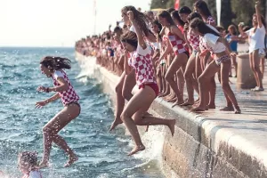 Dm millennium jump: 3.000 Zadrana skočilo s rive i pomoglo djeci s te&scaron;koćama u razvoju
