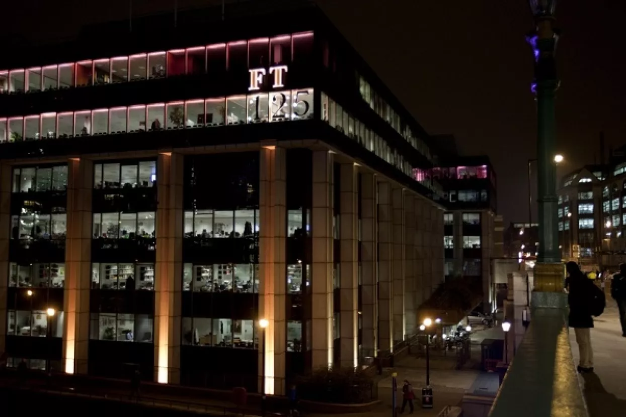 Izvr&scaron;ni direktor Financial Timesa vraća 500.000 funti povi&scaron;ice zbog žalbe novinara