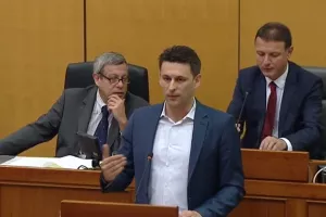 Most iznio 52 razloga za Kujundžićev opoziv - propusti u edukaciji i hitnoj, nema reforme...
