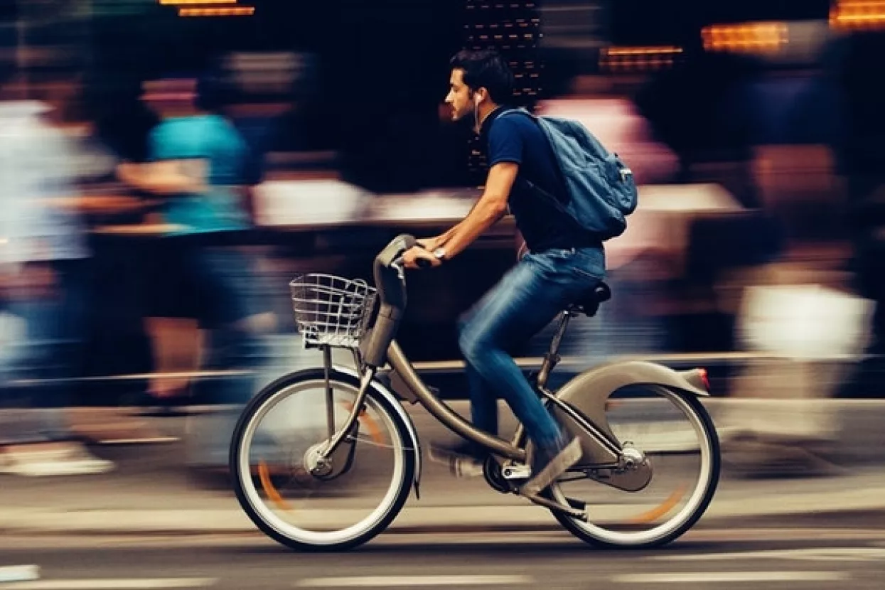 Uber se okreće električnim skuterima i biciklima