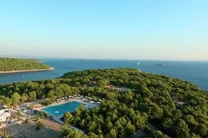 Nakon izviđačke pro&scaron;losti otok Obonjan je postao cjelogodi&scaron;nji raj za korporacije
