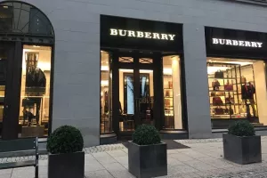Burberry želi postati dru&scaron;tveno odgovoran - neće koristiti krzno ni spaljivati odjeću