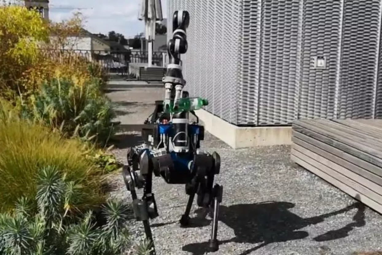 VIDEO: Robot pas SpotMini dobio rođakinju ALMA-u