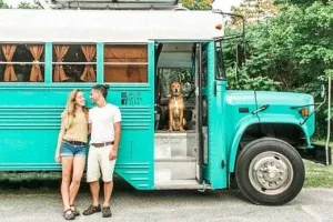 Par preuredio stari zatvorski autobus u udoban dom na kotačima