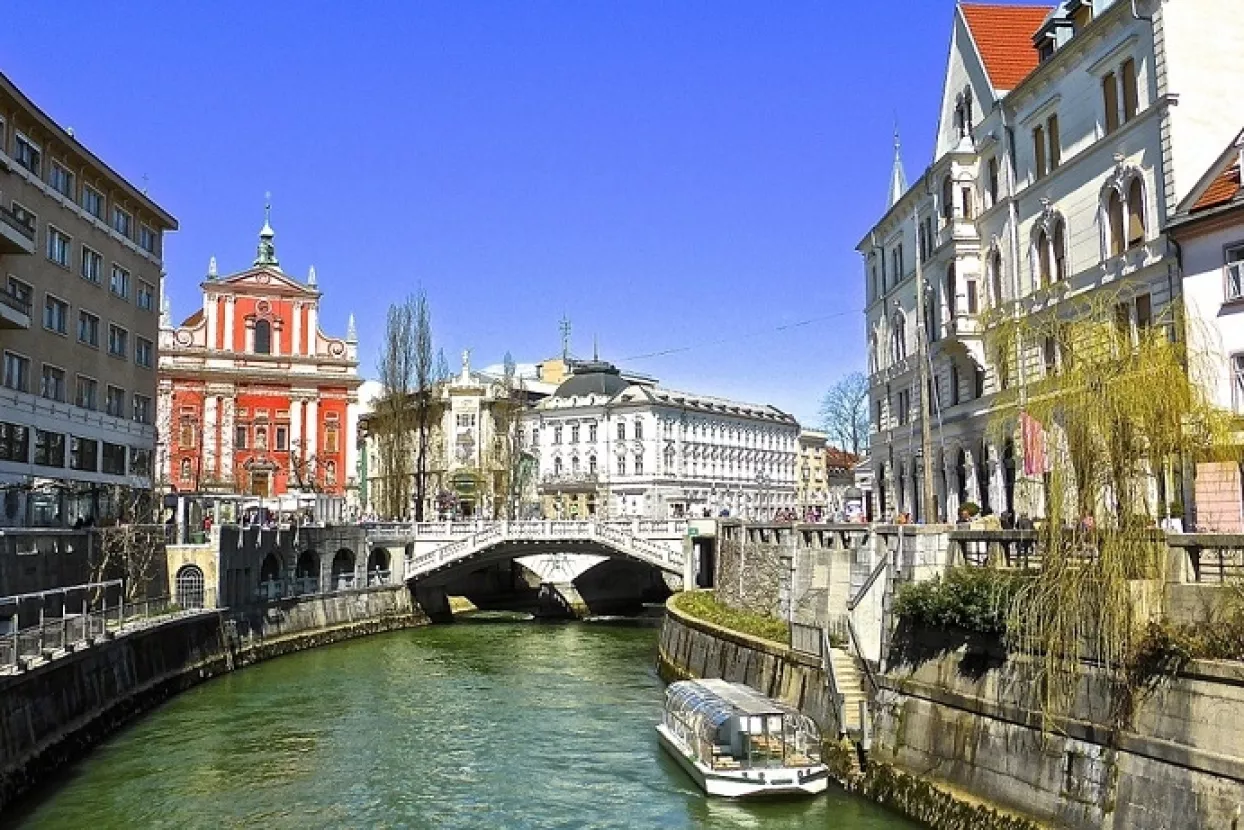 Entrio pro&scaron;irio poslovanje u Sloveniju