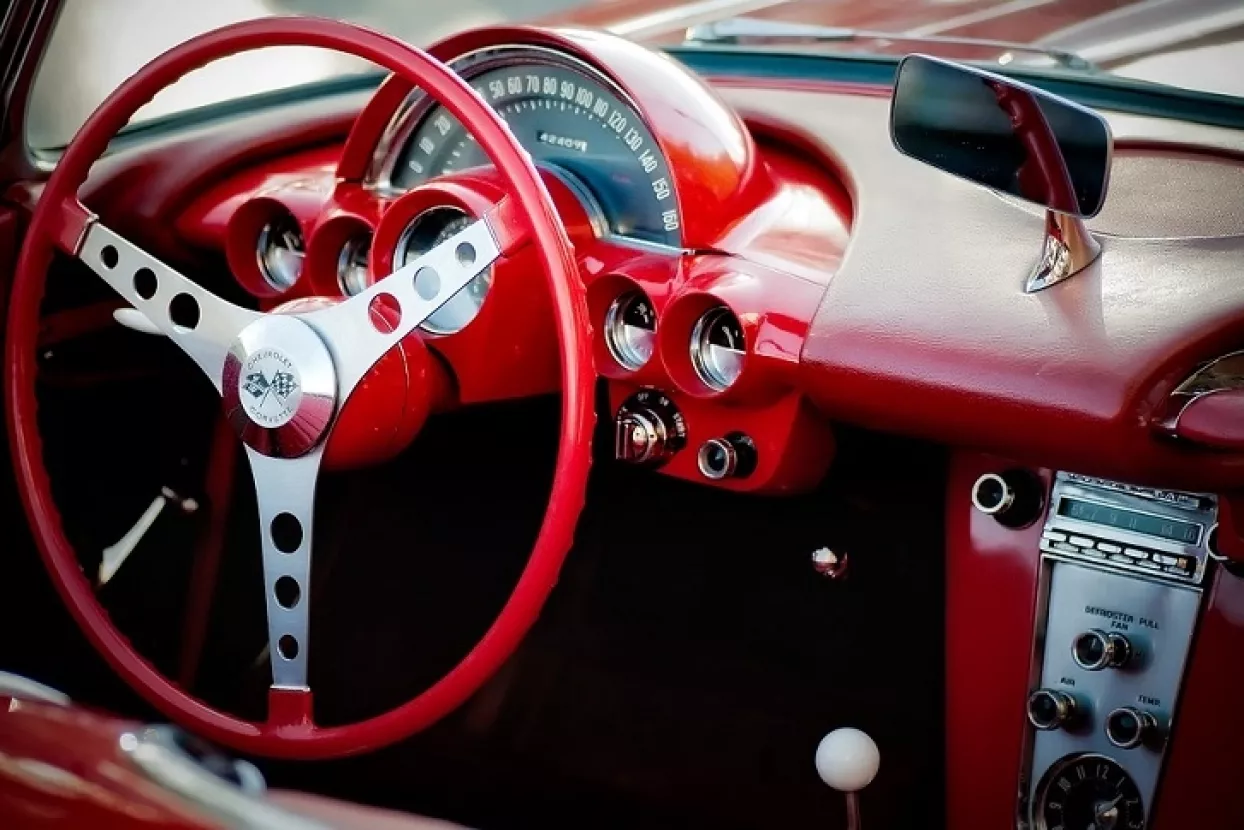 Chevrolet Corvette, 'mi&scaron;ićavi' američki vintage model ukra&scaron;en crvenim vinilom