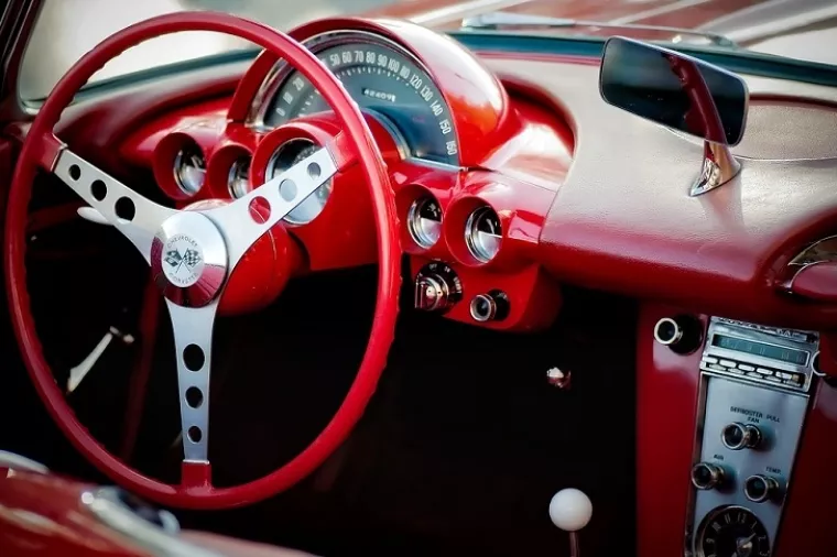 Chevrolet Corvette, 'mi&scaron;ićavi' američki vintage model ukra&scaron;en crvenim vinilom