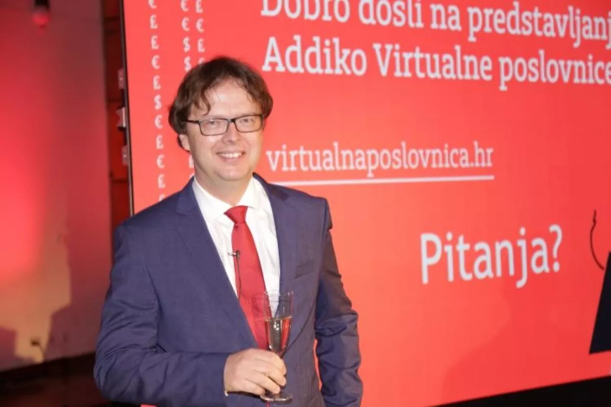 FOTO: Hologramskim pojavljivanjem Žižek otvorio Virtualnu poslovnicu Addika