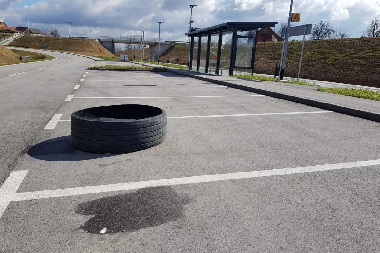 FOTO: Priča o gumi koja na stajali&scaron;tu Haganj 'godotovski' čeka željezničare