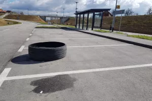 FOTO: Priča o gumi koja na stajali&scaron;tu Haganj 'godotovski' čeka željezničare