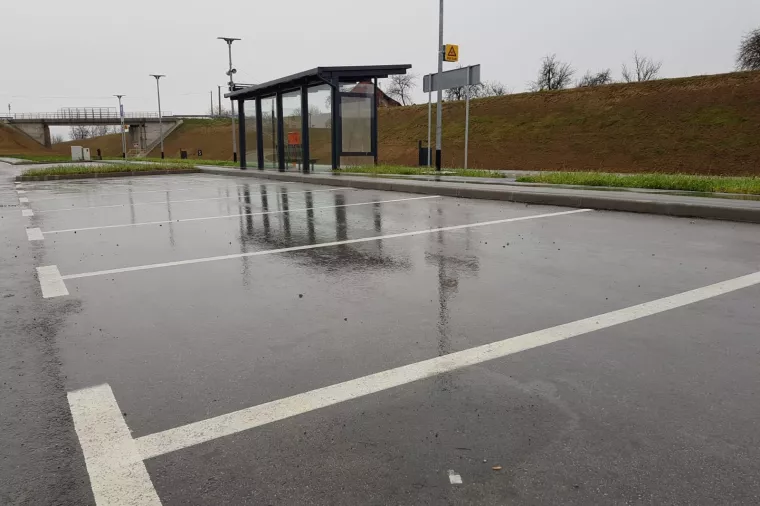 Upalilo je! Zaboravljena kamionska guma ipak je uklonjena sa željezničke stanice Haganj
