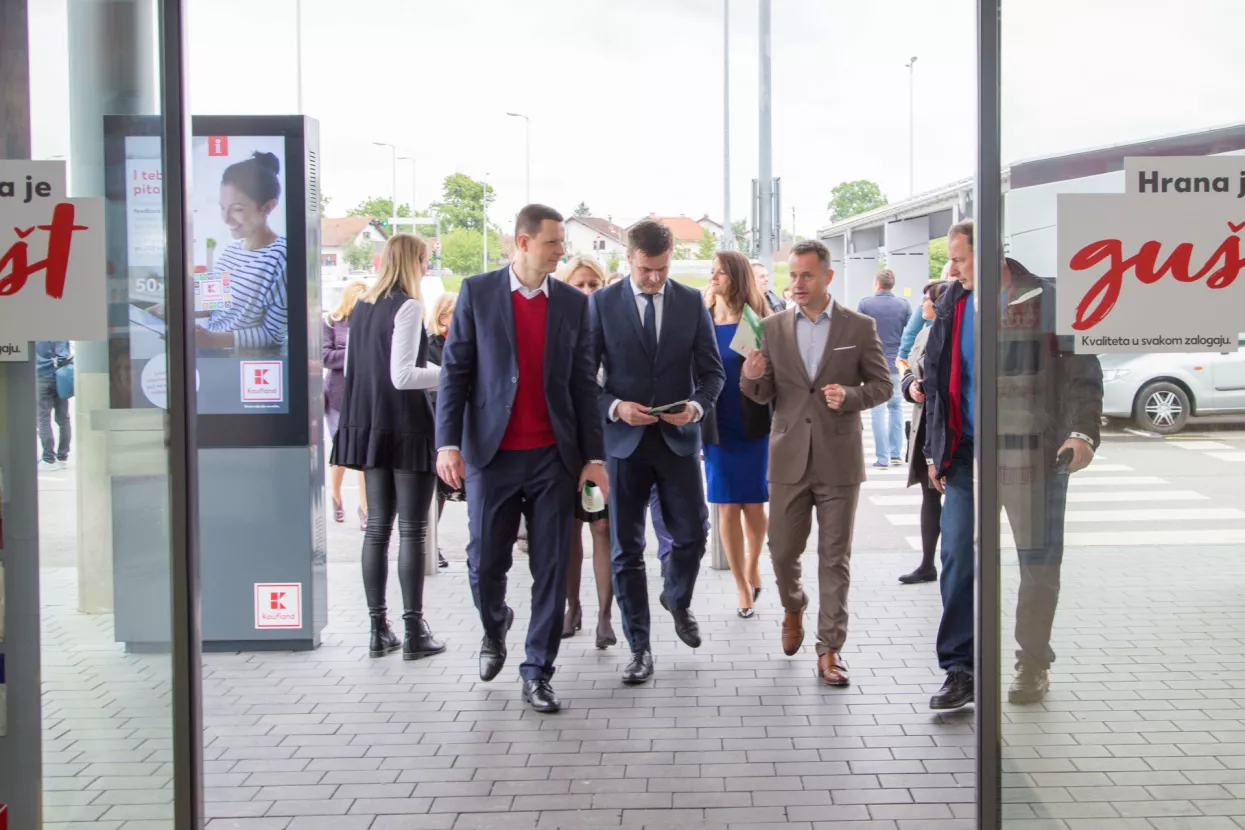Kaufland pustio u pogon solarne panele za nadstre&scaron;nice za automobile