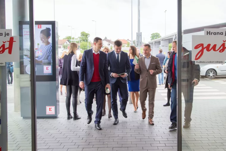 Kaufland pustio u pogon solarne panele za nadstre&scaron;nice za automobile