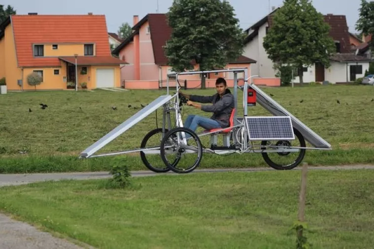 Hrvatska premijera Tesle 3 na izložbi solarnih automobila u Sisku