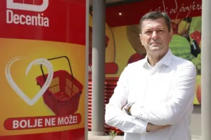Decentia: Mate Tomić trgovinama osvaja zagrebačke kvartove plivajući protiv struje