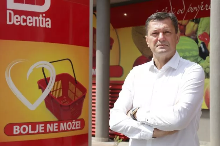 Decentia: Mate Tomić trgovinama osvaja zagrebačke kvartove plivajući protiv struje