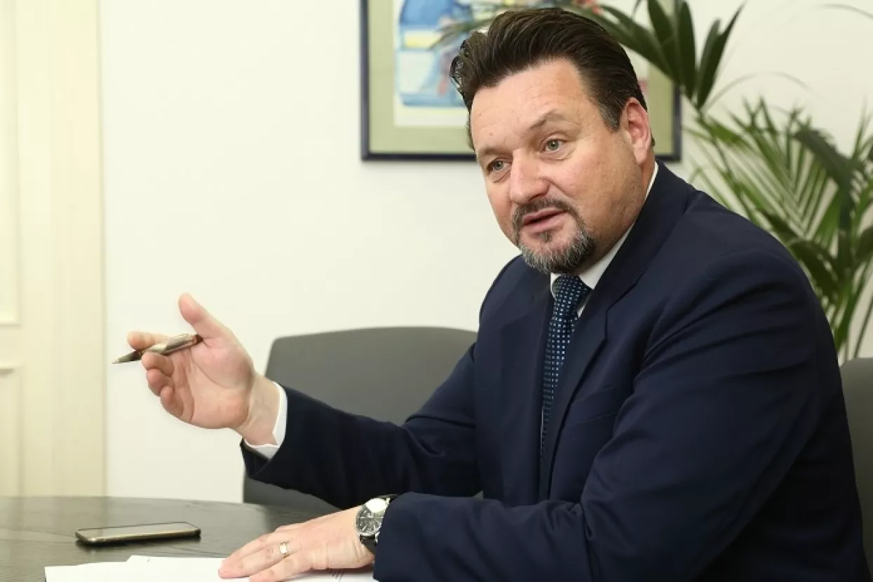 Policija pretresa kuću biv&scaron;eg ministra uprave Lovre Ku&scaron;čevića na Braču