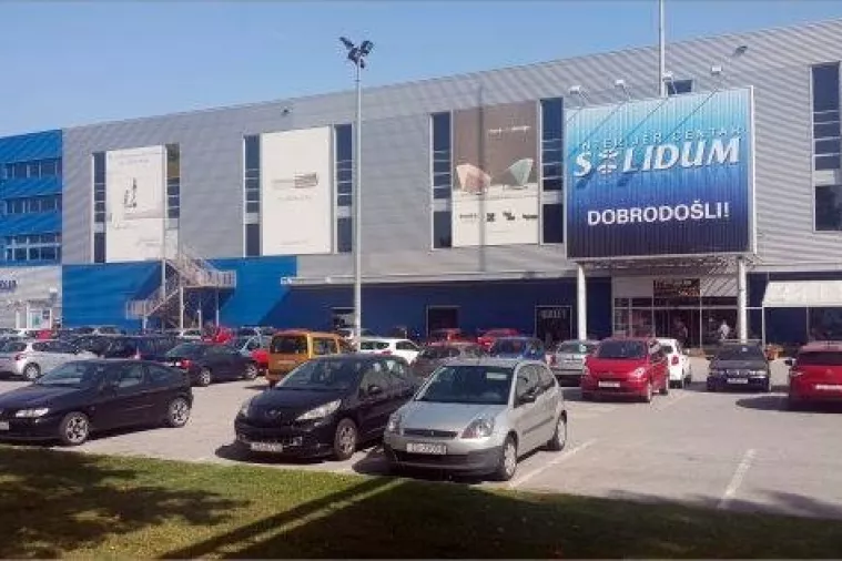 Pevec prodaje nekretninu 'Solidum'