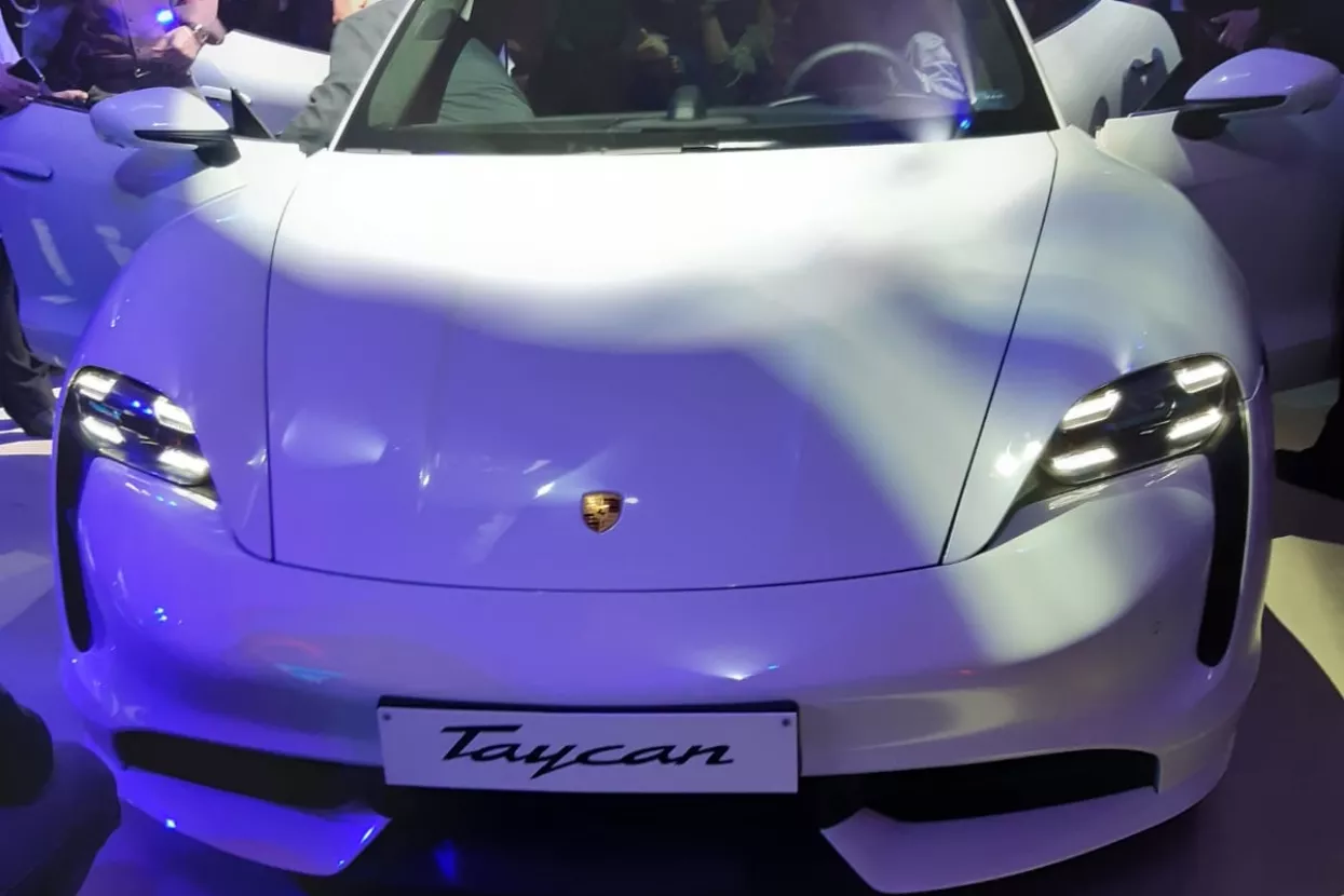 [VIDEO i FOTO] Porsche Taycan: Spektakularan show za spektakularan auto