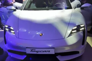 [VIDEO i FOTO] Porsche Taycan: Spektakularan show za spektakularan auto