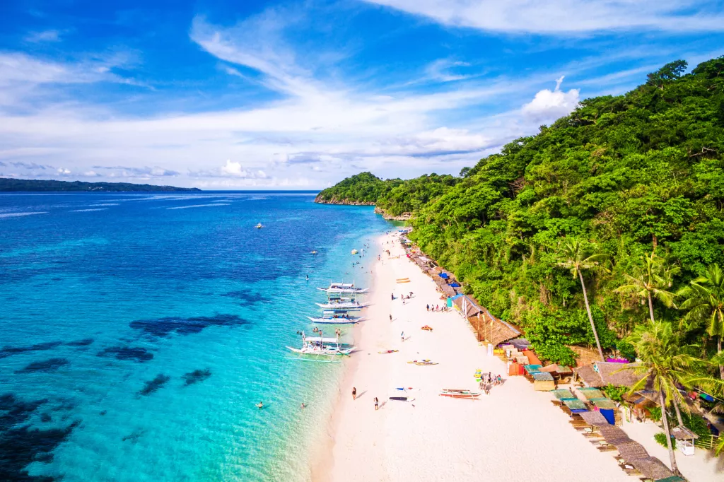 Filipini su poznati po prekrasnim plažama, no turizam je slabo razvijen. Turiste prije svega odbijaju stalne vojne i policijske kontrole