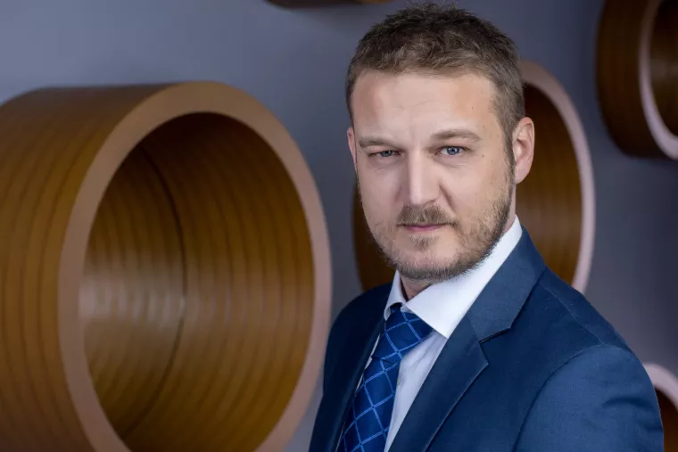 Zoran Aramba&scaron;ić,
direktor planiranja i razvoja radijske pristupne mreže u A1 Hrvatska:
- Broj privatnih mreža, pogotovo u Hrvatskoj bit će znatno niži od broja baznih stanica stoga operatori mogu povoljnije izgraditi i održavati takvu mrežu od zasebnih korisnika