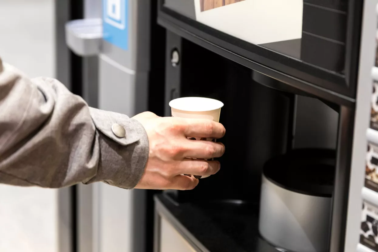 Raj za sivu ekonomiju: Zatvaranjem kafića procvjetao je posao&nbsp;vending aparata za kavu