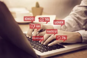 Infografika: Sve je vi&scaron;e nepoćudnih objava na Facebooku
