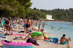 Tek ćete ići na godi&scaron;nji odmor i želite mir i ti&scaron;inu? Onda na ove hrvatske destinacije NE ŽELITE IĆI