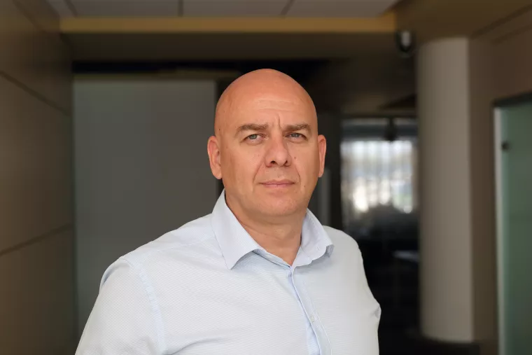 Sini&scaron;a Staničić,
direktor ICT prodaje i rje&scaron;enja u A1 Hrvatska:
&ndash; Zahvaljujući nacionalnoj pokrivenosti A1 NB-IoT mrežom, imamo izvrsnu podlogu za izradu naprednih usluga i rje&scaron;enja poput pametnih brojila, pametnog parkiranja, rasvjete, mjerenja kvalitete zraka i druge senzorike, kao i rje&scaron;enja koja izrađujemo prema specifičnim zahtjevima korisnika