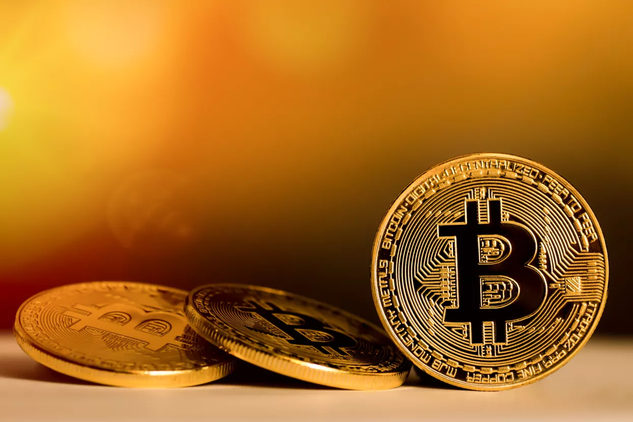 Infografika: Bitcoin na vrhuncu, mainstream mediji i dalje &scaron;ute