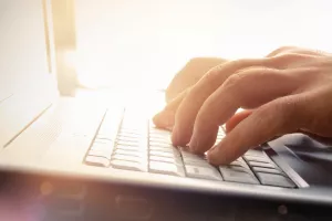 Ogla&scaron;avati se na Googleu ili Facebooku? Evo odgovora.