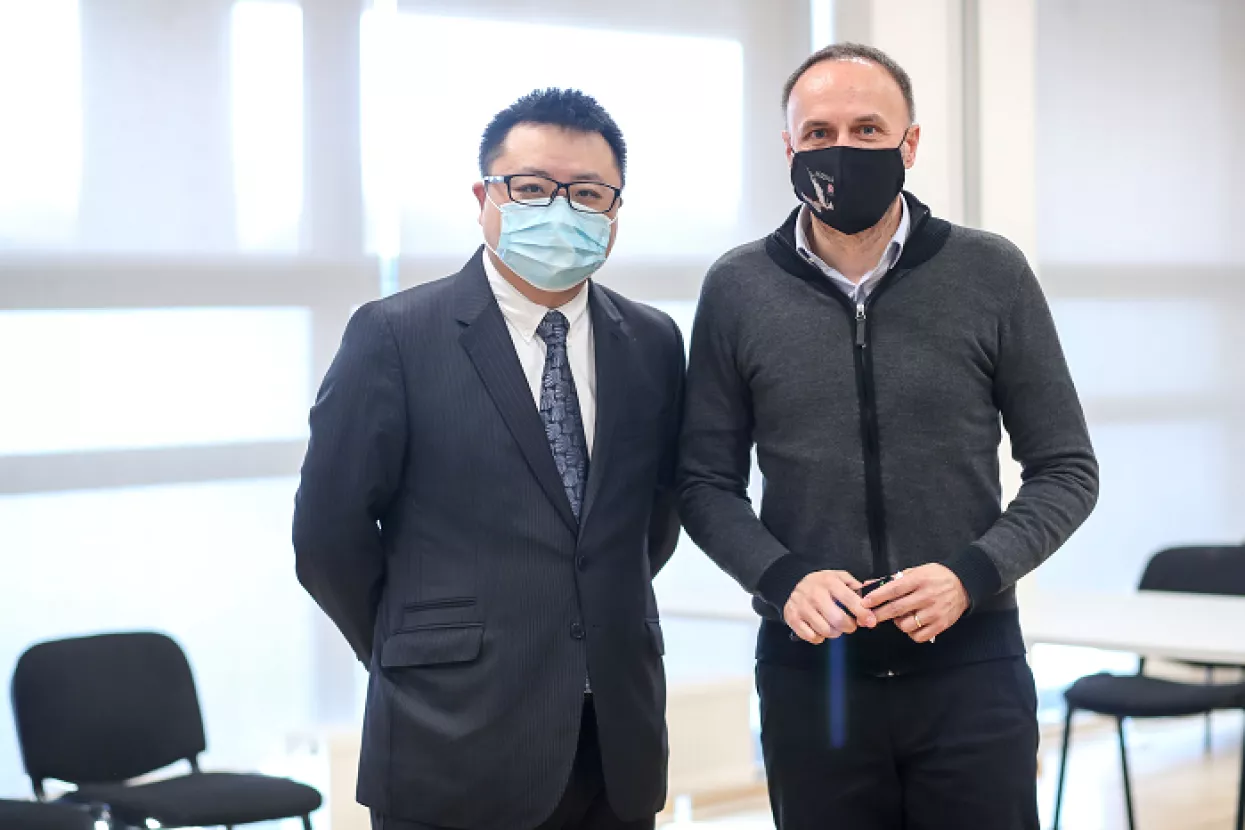 Huawei Technologies donirao tablete i knjige &scaron;kolama u potresom pogođenim područjima Sisačko-moslavačke županije