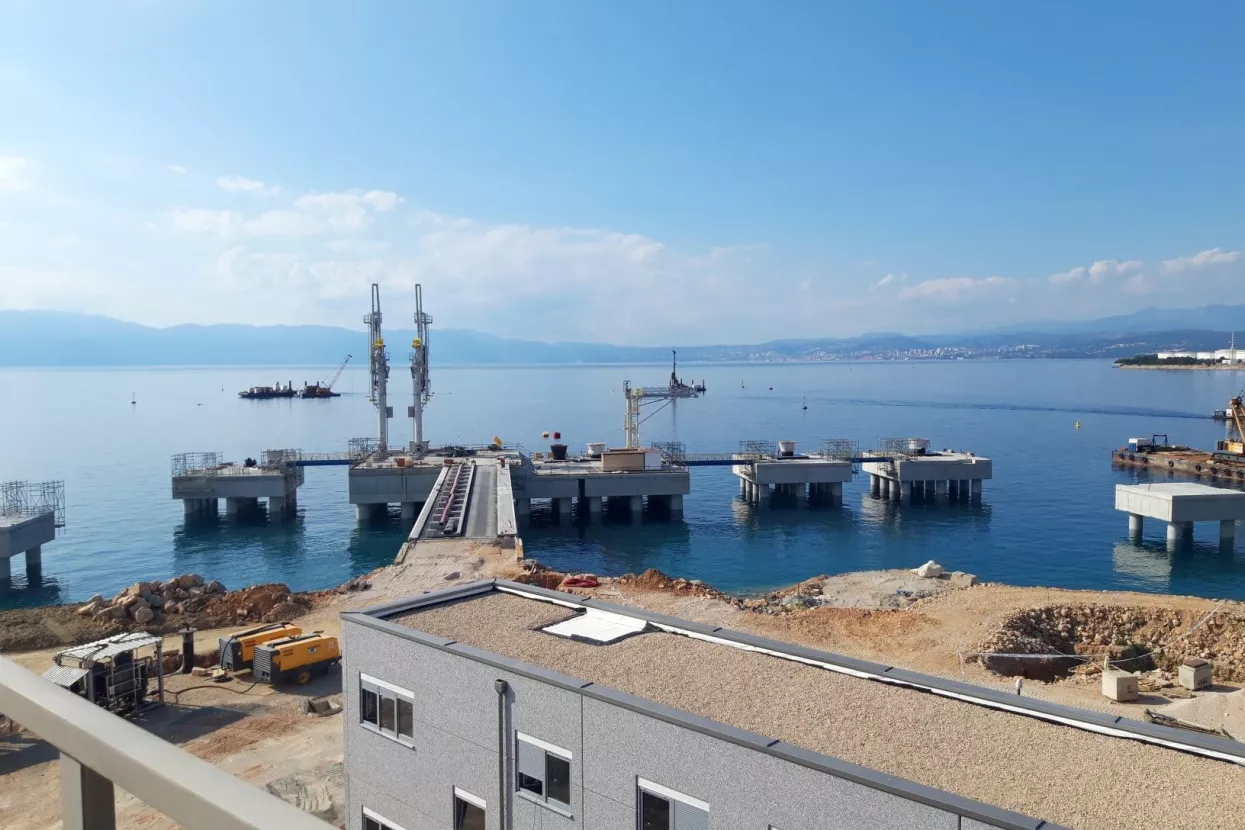 Svečano pu&scaron;ten u rad plutajući LNG terminal u Omi&scaron;lju