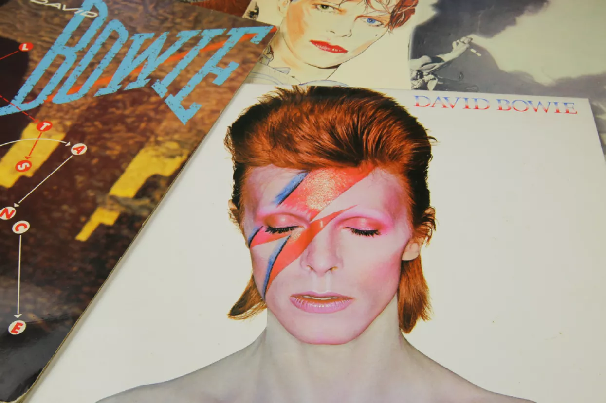 Glazbeni katalog Davida Bowiea prodan Warner Musicu za četvrt milijarde dolara