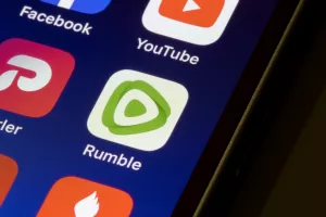 Konzervativni Rumble želi preuzeti Joe Rogana za sto milijuna dolara
