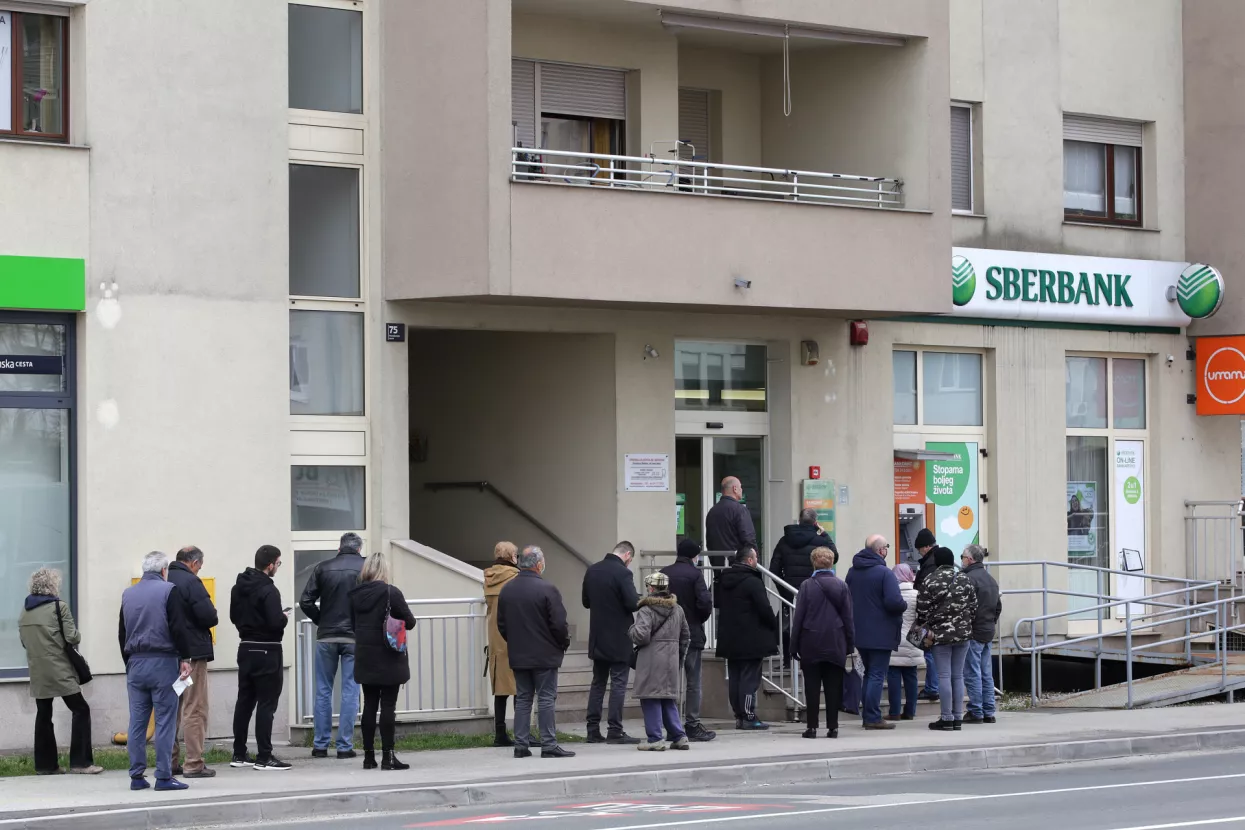 Ljudi od jutros dižu novac u Sberbanci, HAOD kaže da nema razloga za paniku, depoziti su osigurani