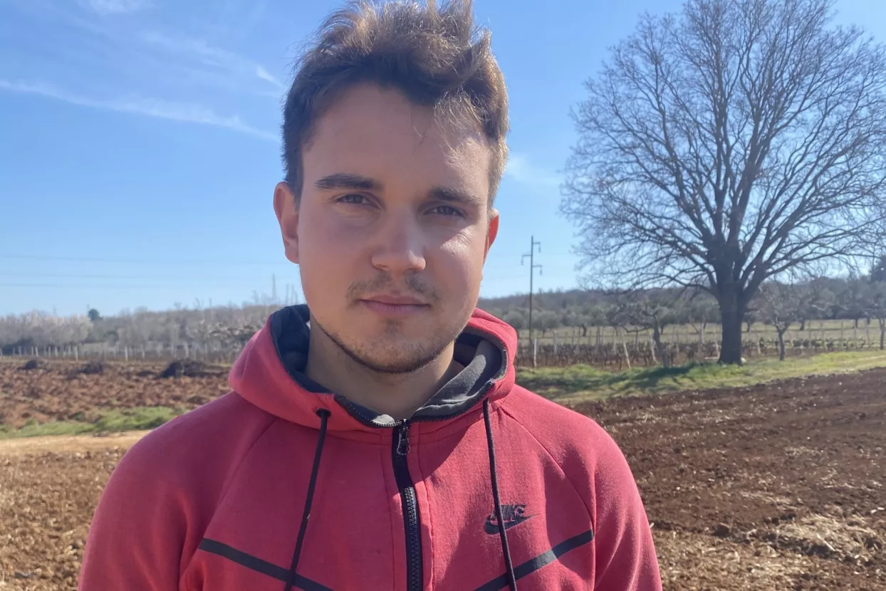Mladi dalmatinski poljoprivrednik Ivan Majica planira ulagati u mehanizaciju jer je radna snaga 'skupa, a neučinkovita'