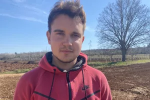 Mladi dalmatinski poljoprivrednik Ivan Majica planira ulagati u mehanizaciju jer je radna snaga 'skupa, a neučinkovita'