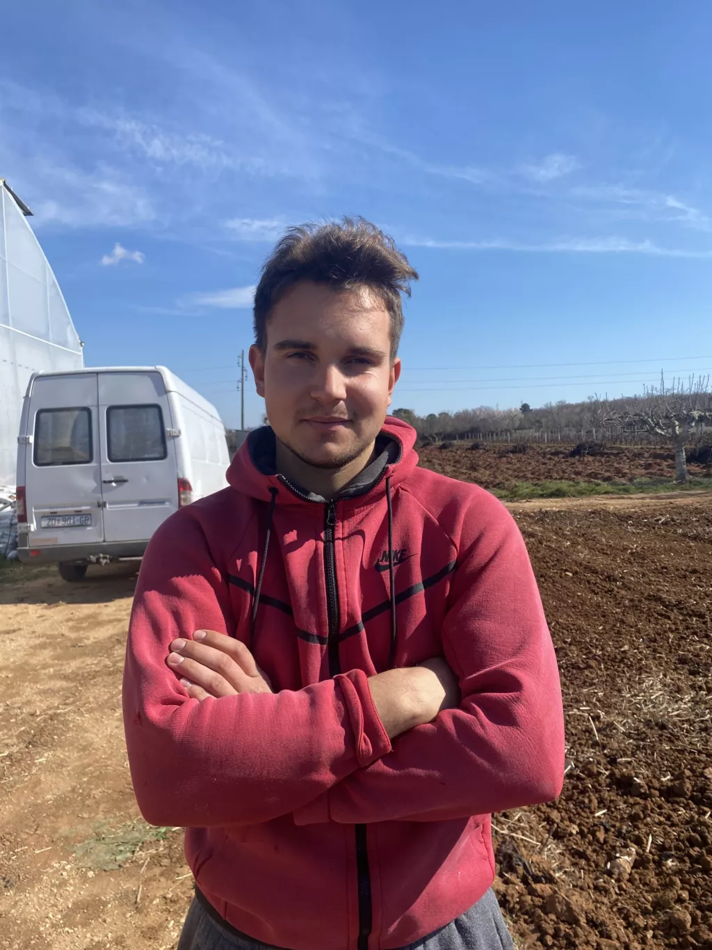Mladi dalmatinski poljoprivrednik Ivan Majica planira ulagati u mehanizaciju jer je radna snaga 'skupa, a neučinkovita'