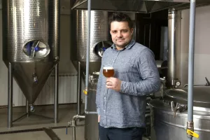 [Poslovna scena] Novinar kuha grofovsko i carsko pivo u zgradi stare pakračke po&scaron;te
