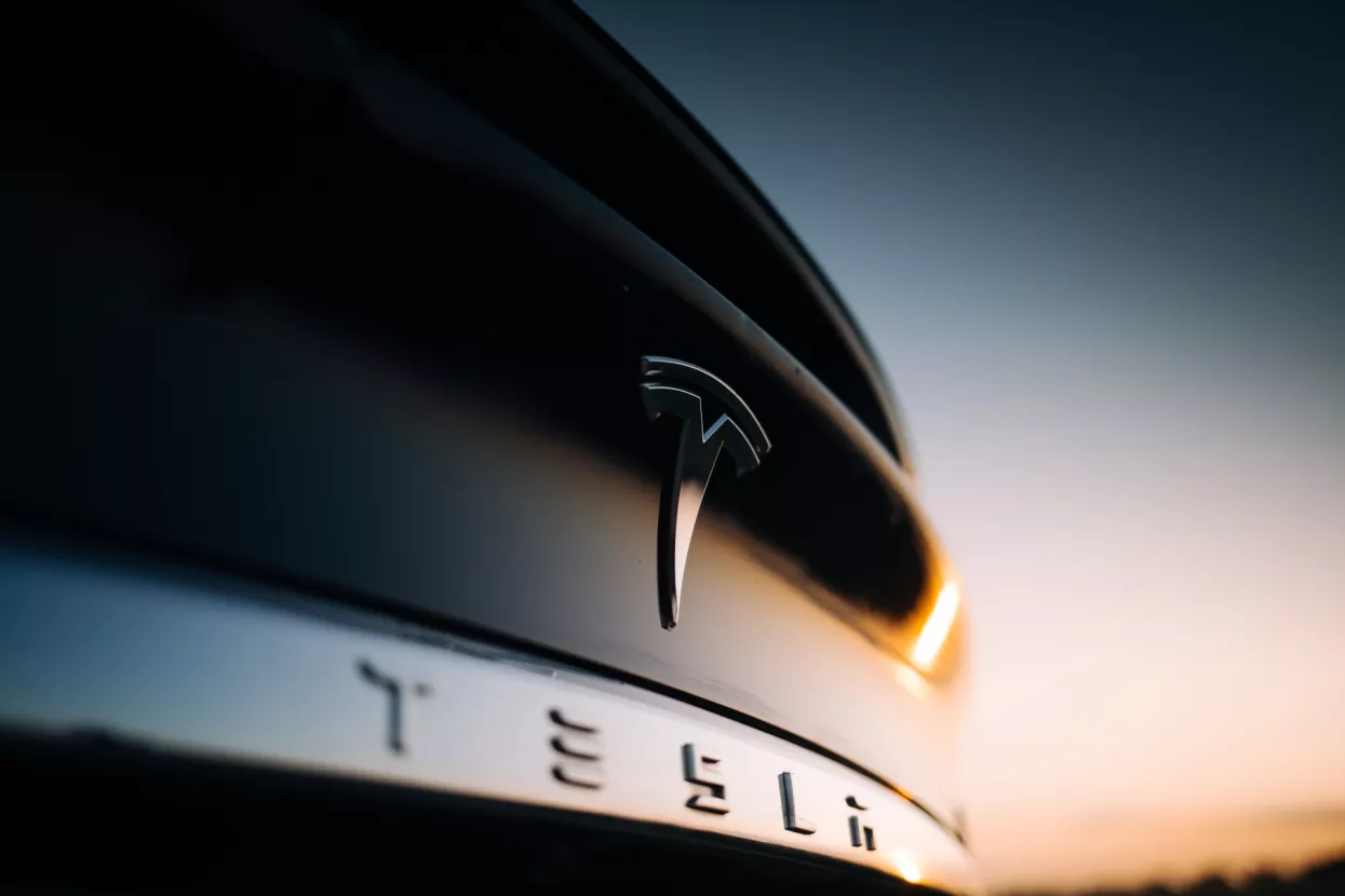 Vi&scaron;e cijene automobila podigle Teslinu dobit i prihod