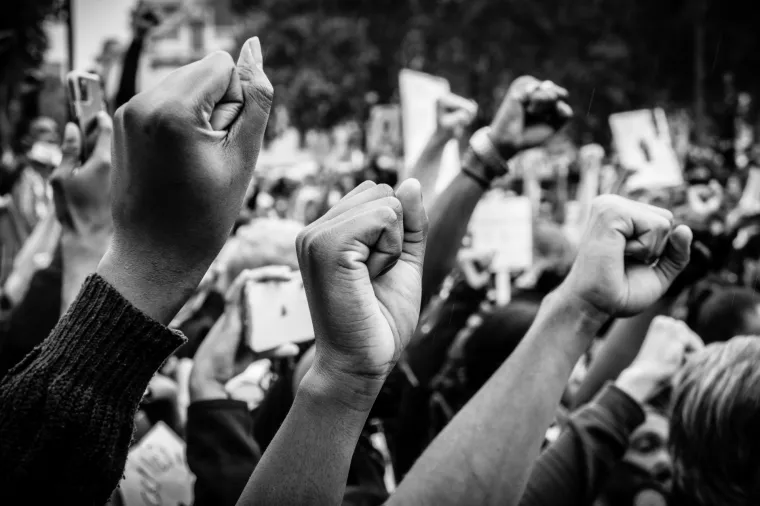 Koliko ljudi danas živi u političkoj demokraciji?