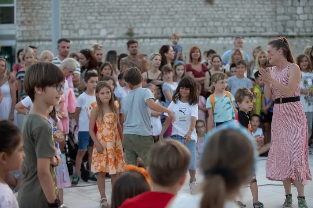 &Scaron;ibenikom povodom dječjeg festivala pro&scaron;etao nilski konj Nellie